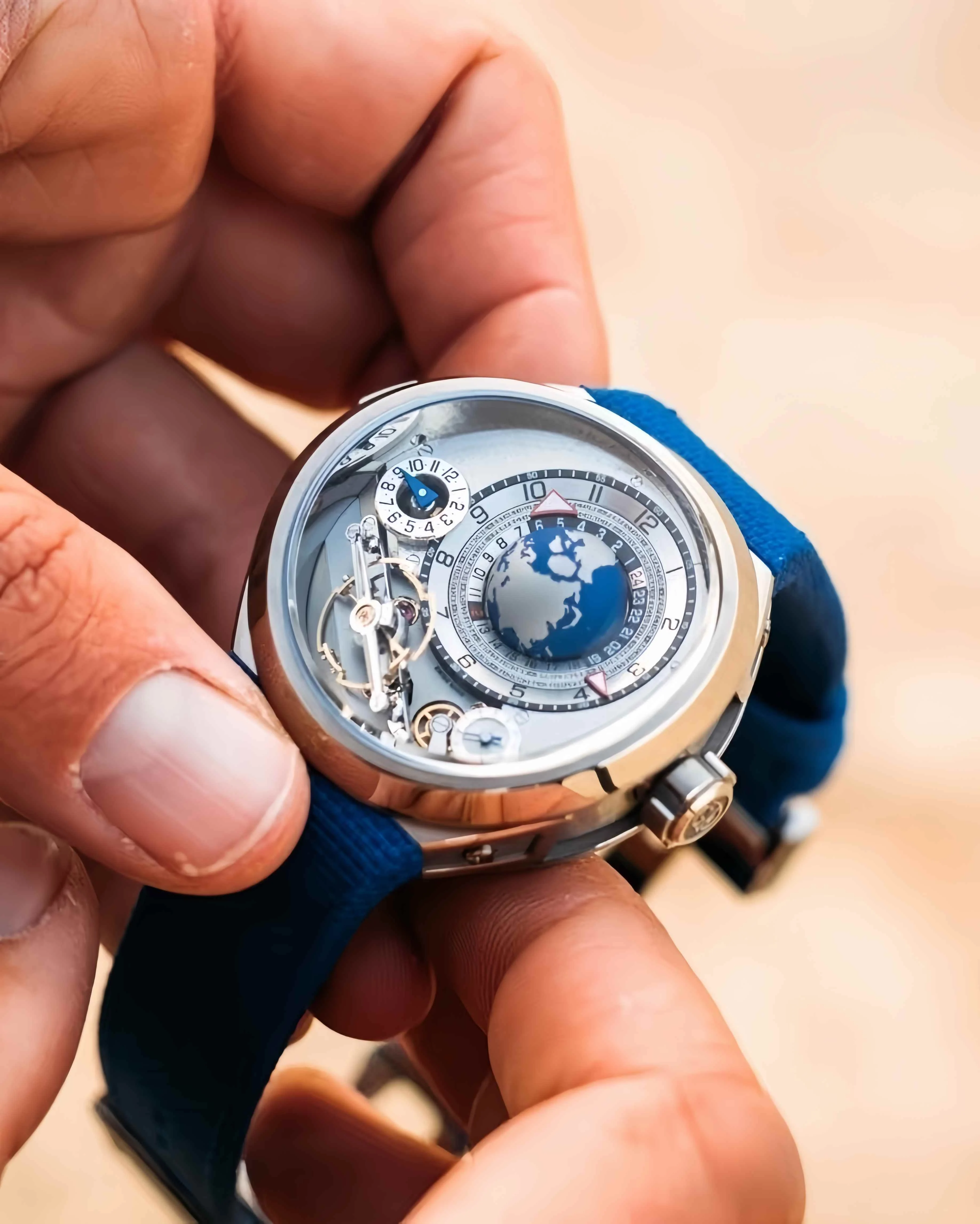 🌎 Convex Surface Balanced Earth Watch